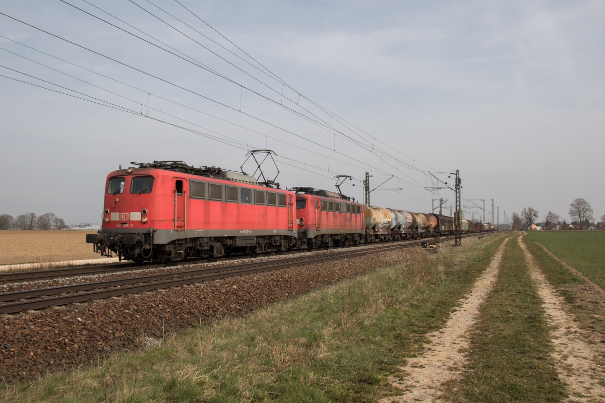 140 805 + 140 821 mit einem gemischten Güterzug am 9. April 2015 bei Mintraching.