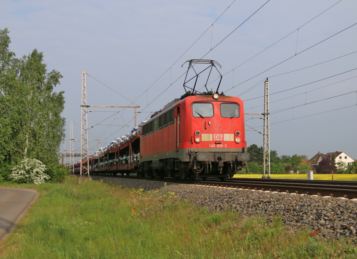 140 805-3 mit Autotransportzug in Fahrtrichtung Seelze. Aufgenommen in Dedensen-Gümmer am 18.05.2016