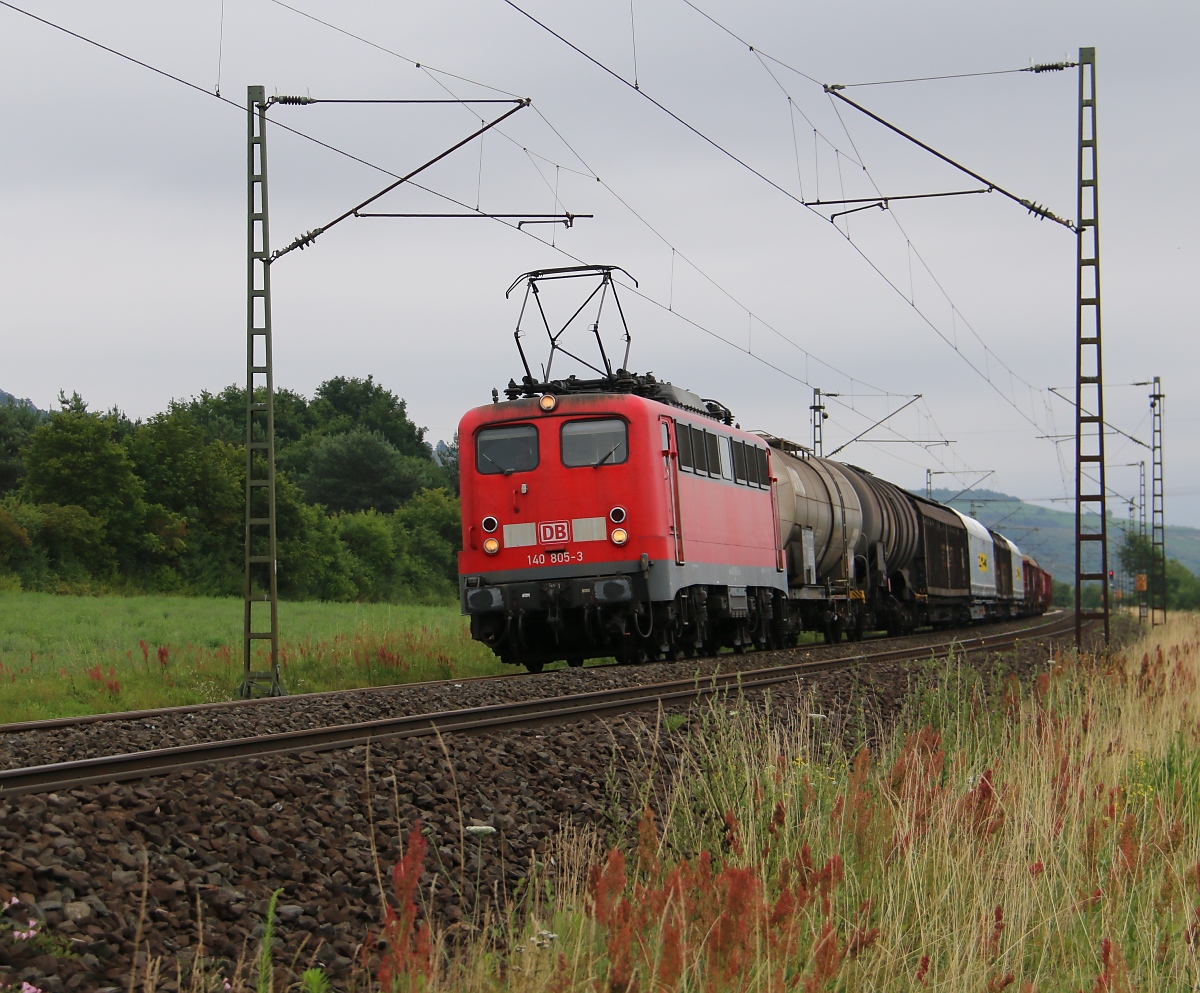 140 805-3 mit gemischtem Güterzug in Fahrtrichtung Norden. Aufgenommen bei Harrbach am 10.07.2014.