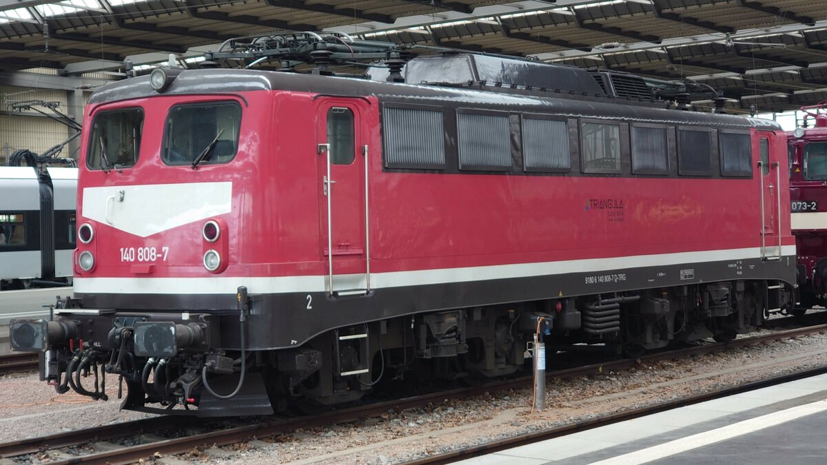 140 808 von Triangula am 30.06.22 in Chemnitz Hbf. Die Lackierung kann durchaus gefallen.