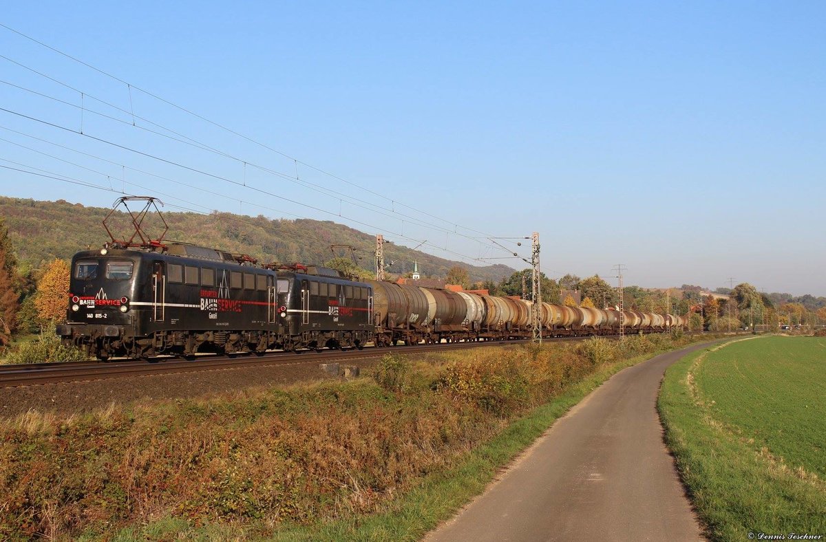 140 815-2 + 140 772-5 der EBS durchfahren mit dem Leerlaugenzug den kleinen Ort Dehnsen am 11.10.2018
