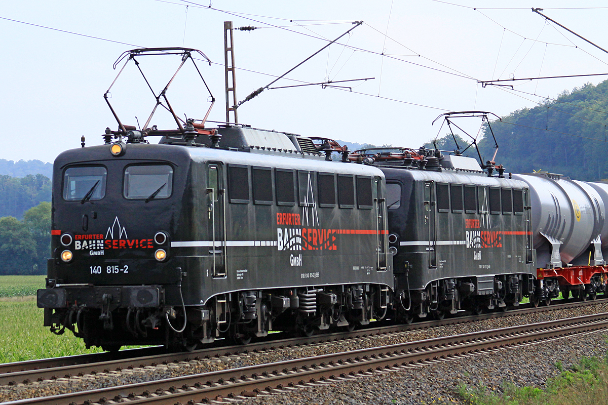 140 815-2 mit Schwesterlok und Laugenzug am Haken nördlich von Salzderhelden am BÜ 75,1 in Richtung Göttingen