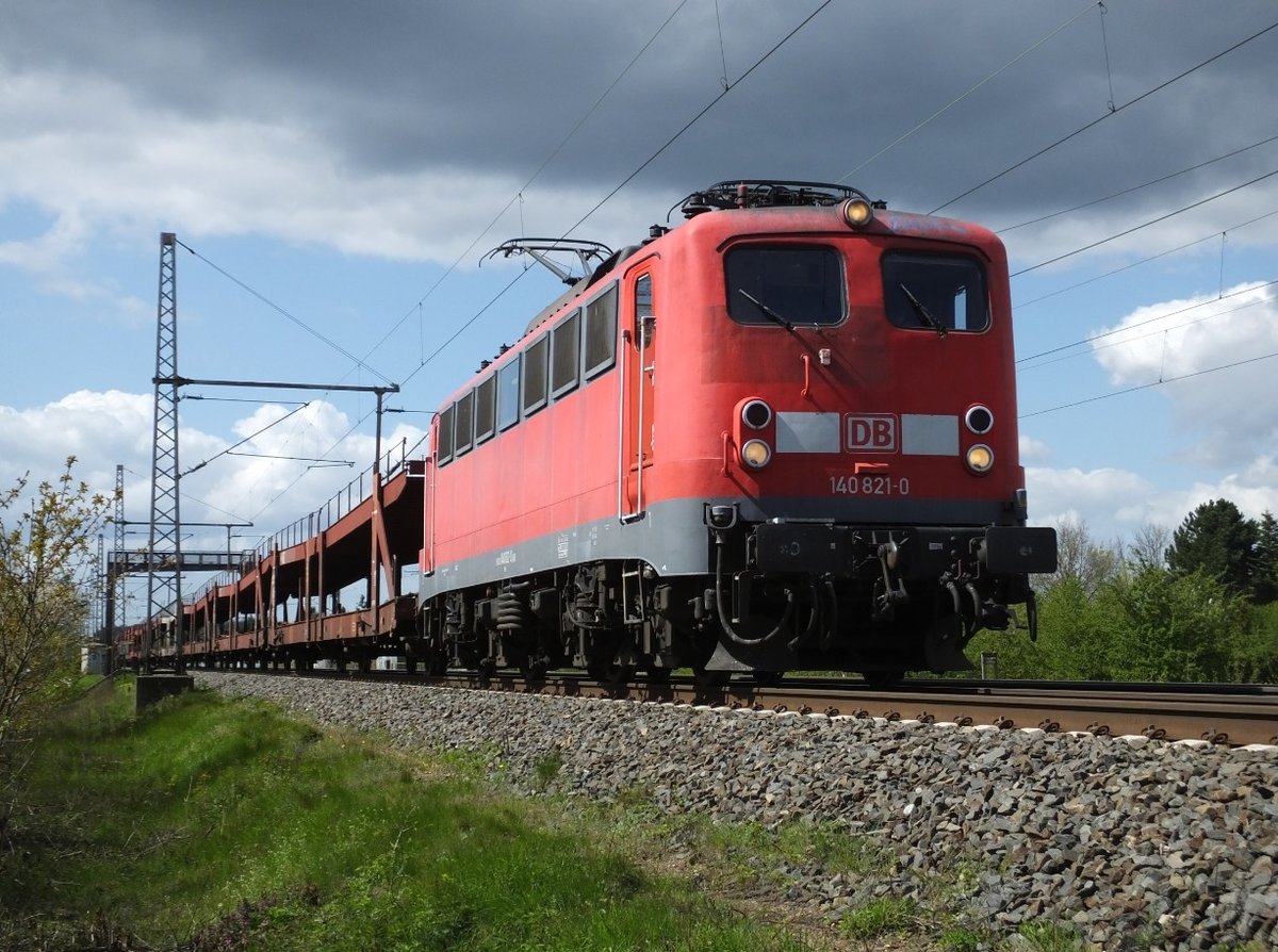 140 821-0 fährt am 19.04.2016 mit leerem Autozug durch Dedensen.