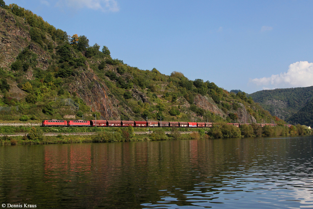 140 821 und 140 858 mit Güterzug am 03.10.2014 bei Hatzenport.