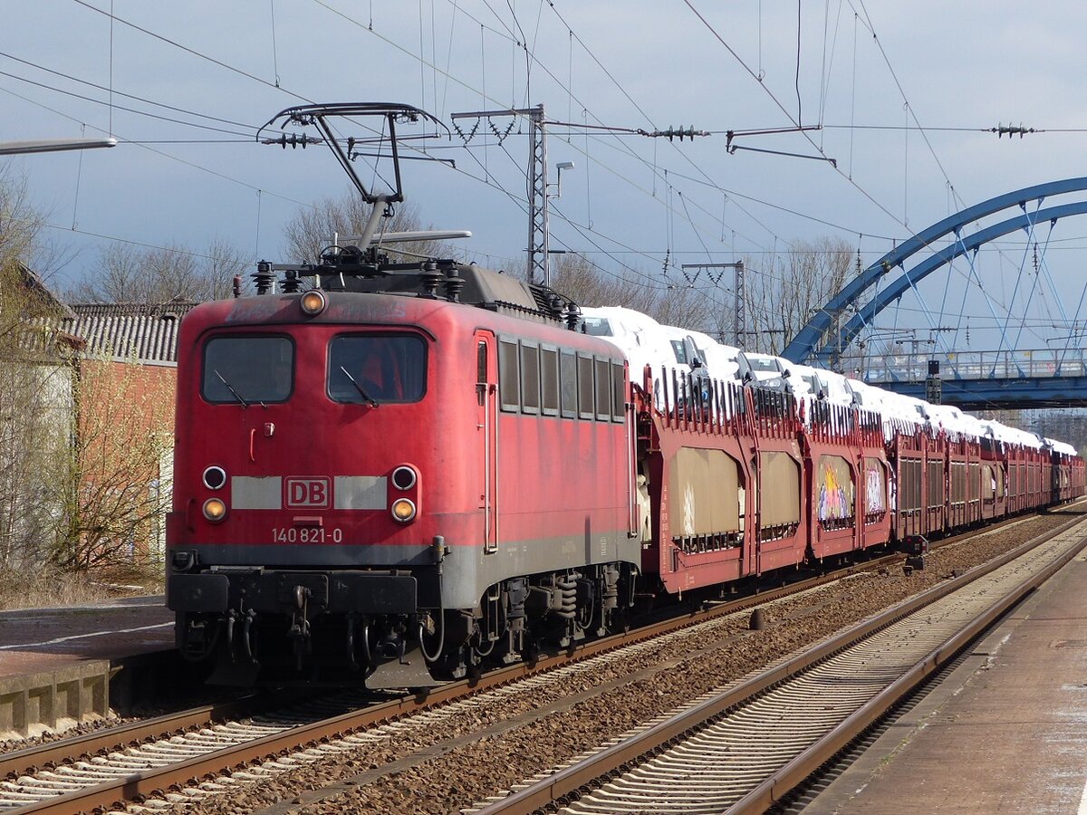 140 821 mit Auto-Ganzzug in Salzbergen, 04.04.16