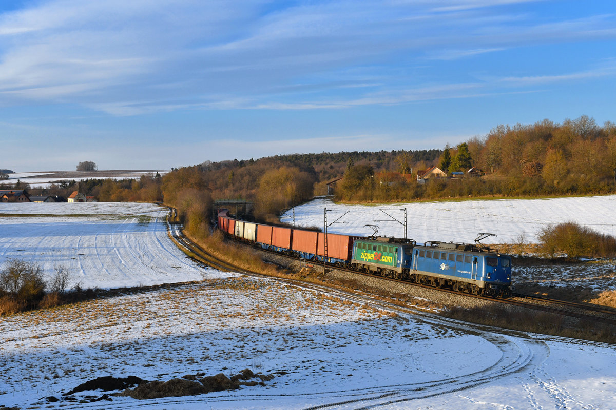 140 824 + 140 838 mit einem Containerzug am 24.02.2018 bei Edlhausen. 