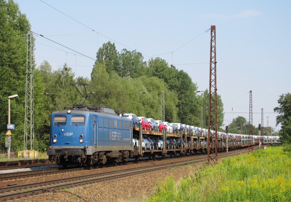 140 824-4 von der EGP zieht am 07.August 2015 einen Autozug durch Leipzig-Thekla in Richtung Leipzig-Mockau.