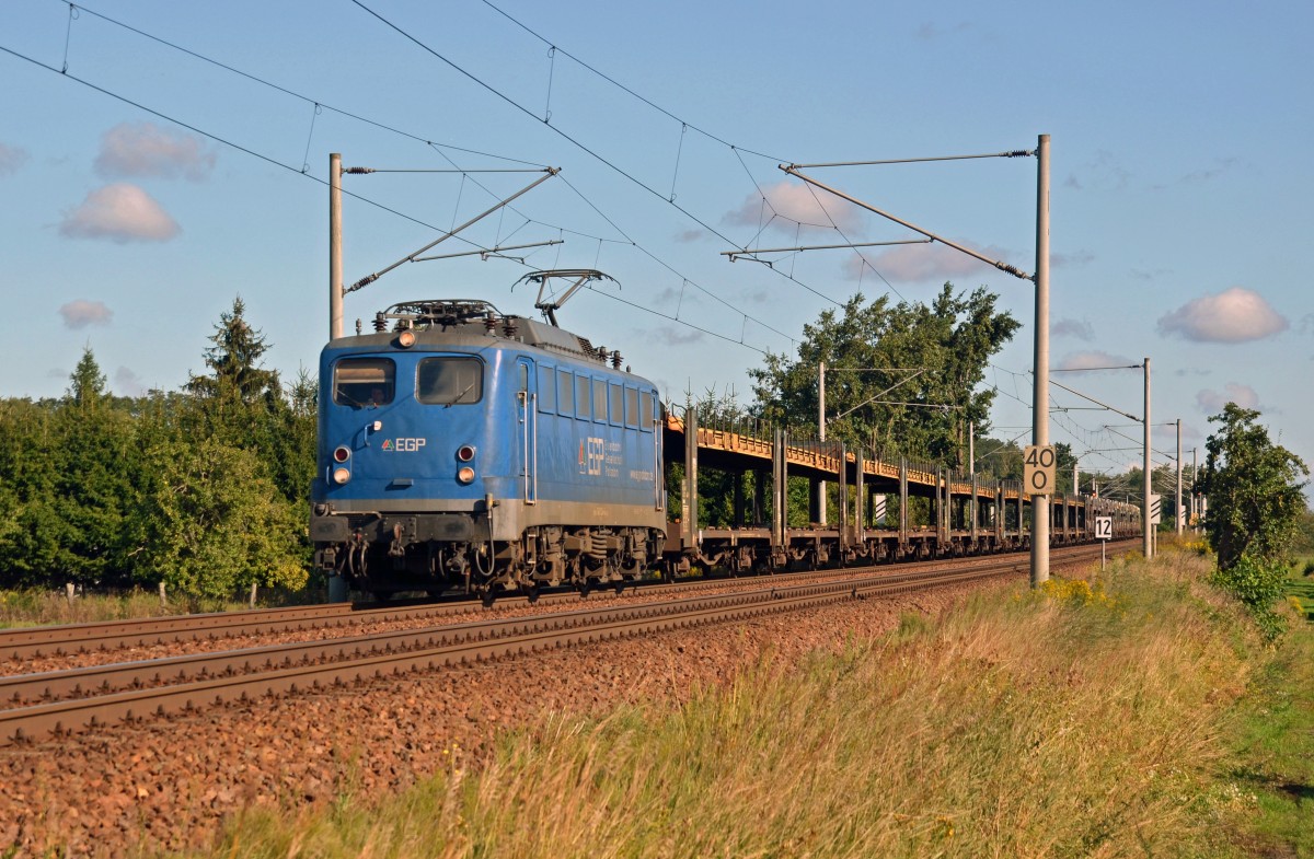 140 824 der EGP schleppte am 02.09.15 einen leeren Autozug durch Jeßnitz Richtung Bitterfeld.