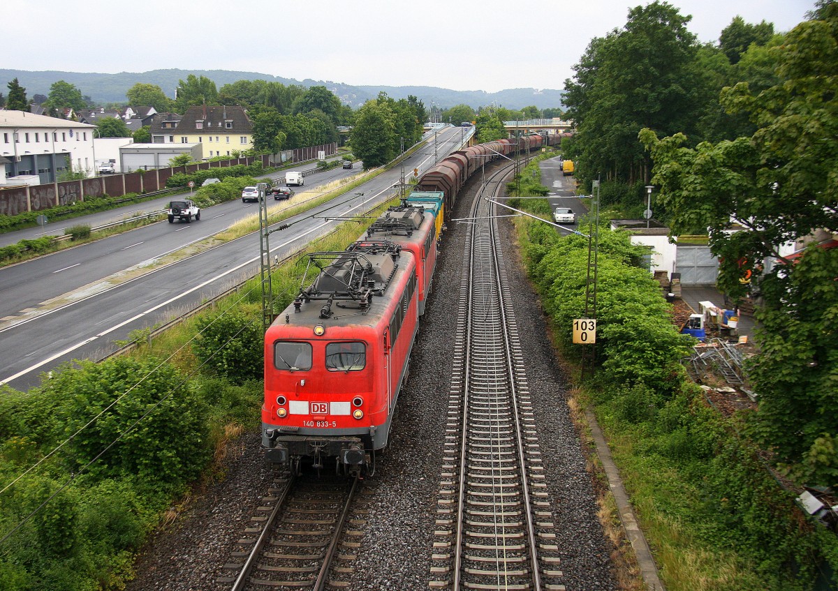 140 833-5 DB  und eine unbekannte 140er kommen aus Richtung Koblenz mit einem langen gemischten Güterzug aus Süden nach Köln-Gremberg und fahren in Richtung Köln auf der Rechte Rheinstrecke (KBS 465) bei Bad-Honnef.
Bei Regenwetter am Mittag vom 19.6.2015.
