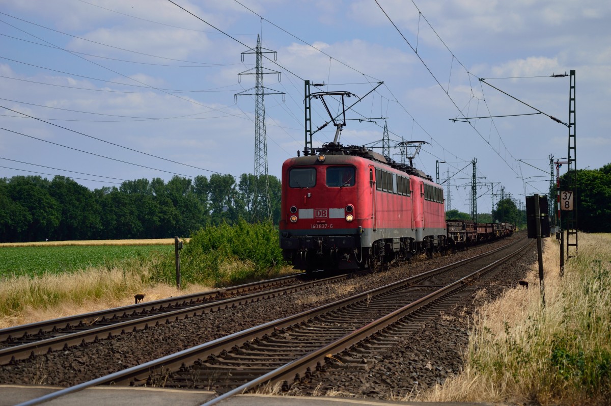 140 837-6 und 140 850-9 mit einem leeren Coiltragwagenzug aus Neuss kommend bei Vogelsang. 14.6.2015