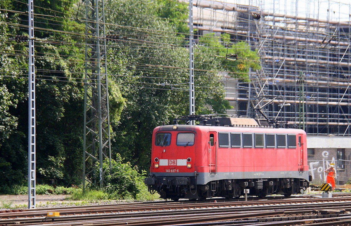 140 837-6 DB rangiert in Aachen-West. 
Aufgenommen vom Bahnsteig in Aachen-West bei schönem Sonnenschien am Mittag vom 5.8.2014. 