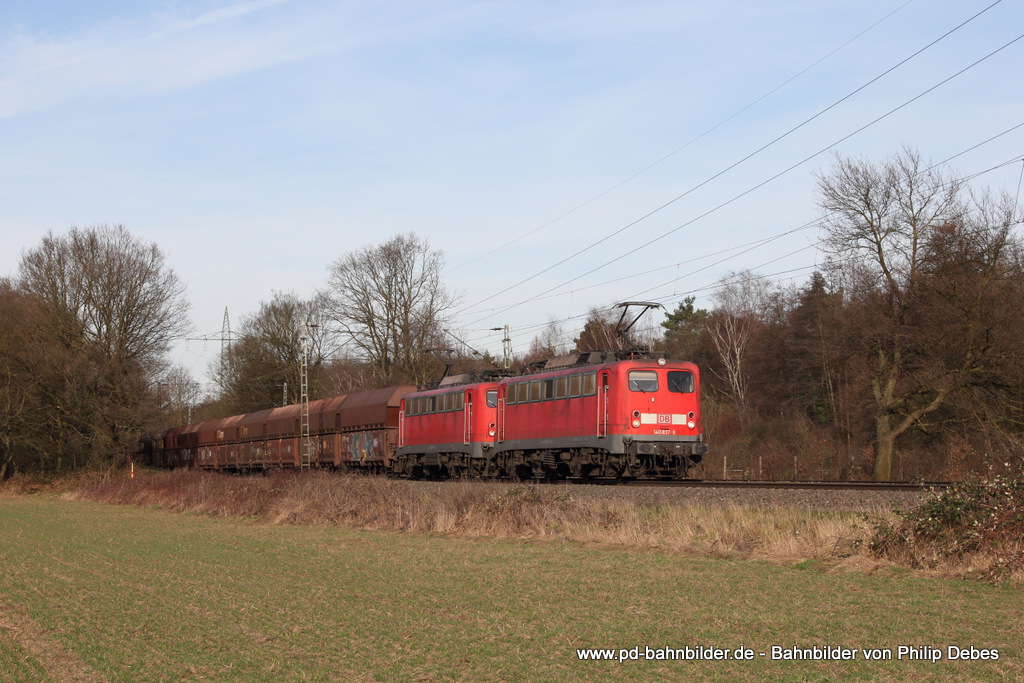 140 837-6 (DB Schenker) und 140 843-4 mit einem Kohlezug in Ratingen Lintorf, 18. Januar 2014