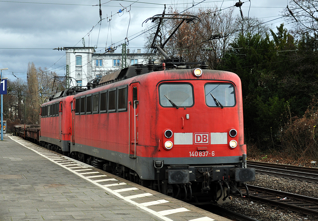 140 837-6 Doppeltraktion vor Flachwagen durch den Hbf Bonn - 02.01.2014