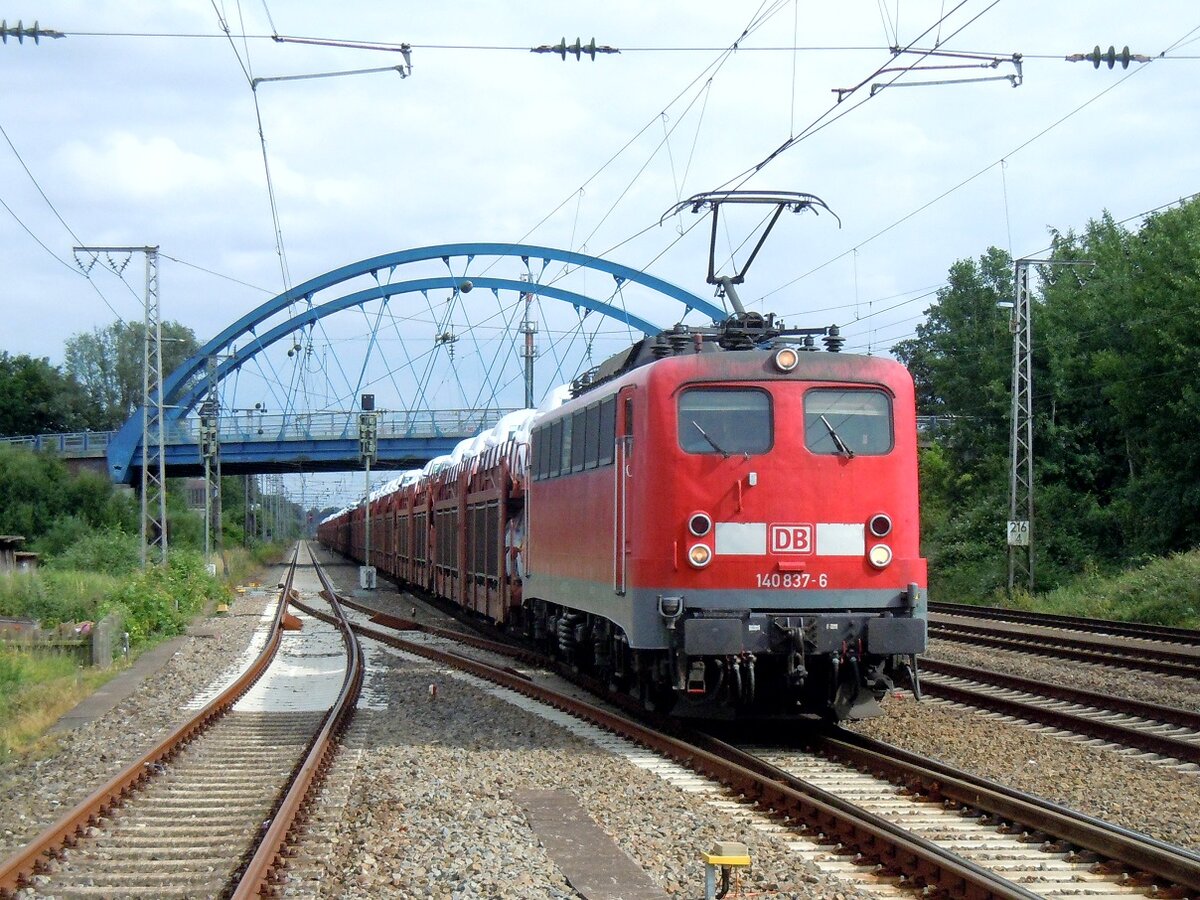 140 837 mit Auto-Ganzzug nach Emden-VW im Bahnhof Salzbergen, 18.06.14