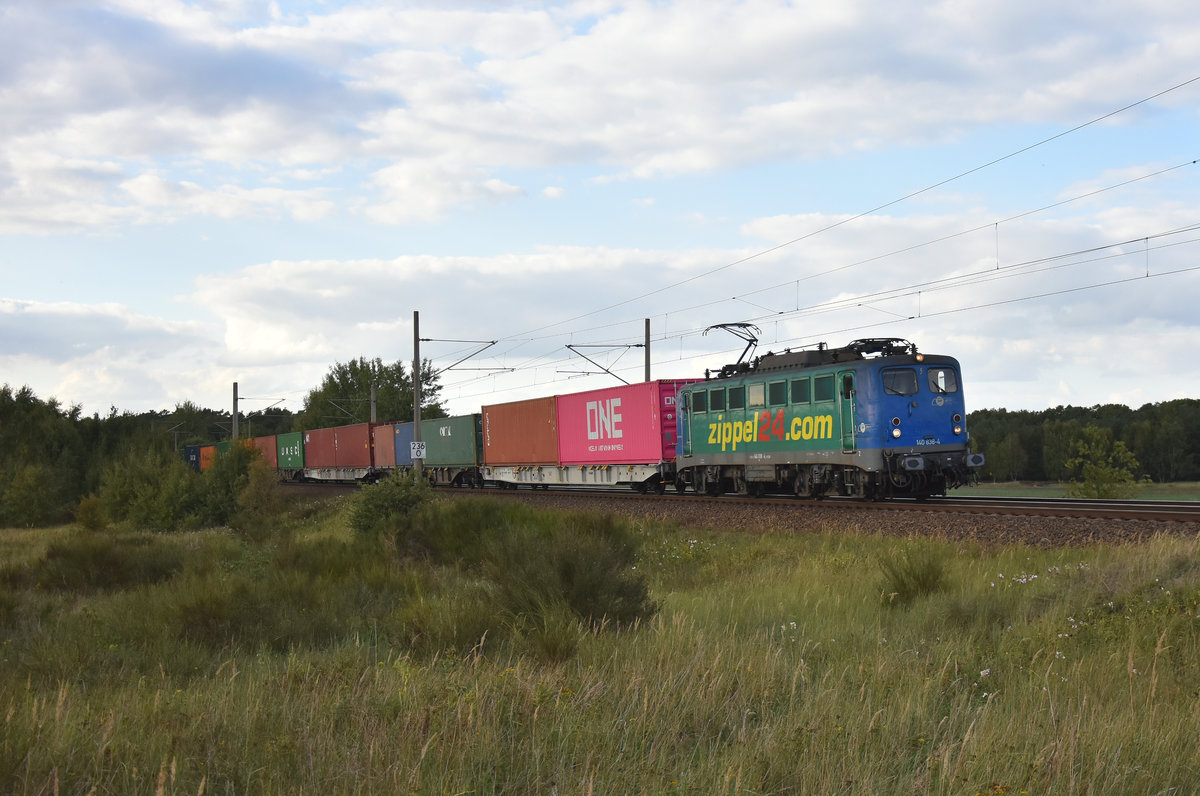 140 838-4 der EGP  zippel24.com  mit einem Containerzug kommend aus Richtung Hamburg. 3km östlich von Büchen, 13.09.2018. 