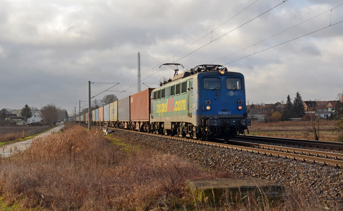140 838 der EGP schleppte am 04.02.20 einen Containerzug durch Jeßnitz Richtung Dessau.