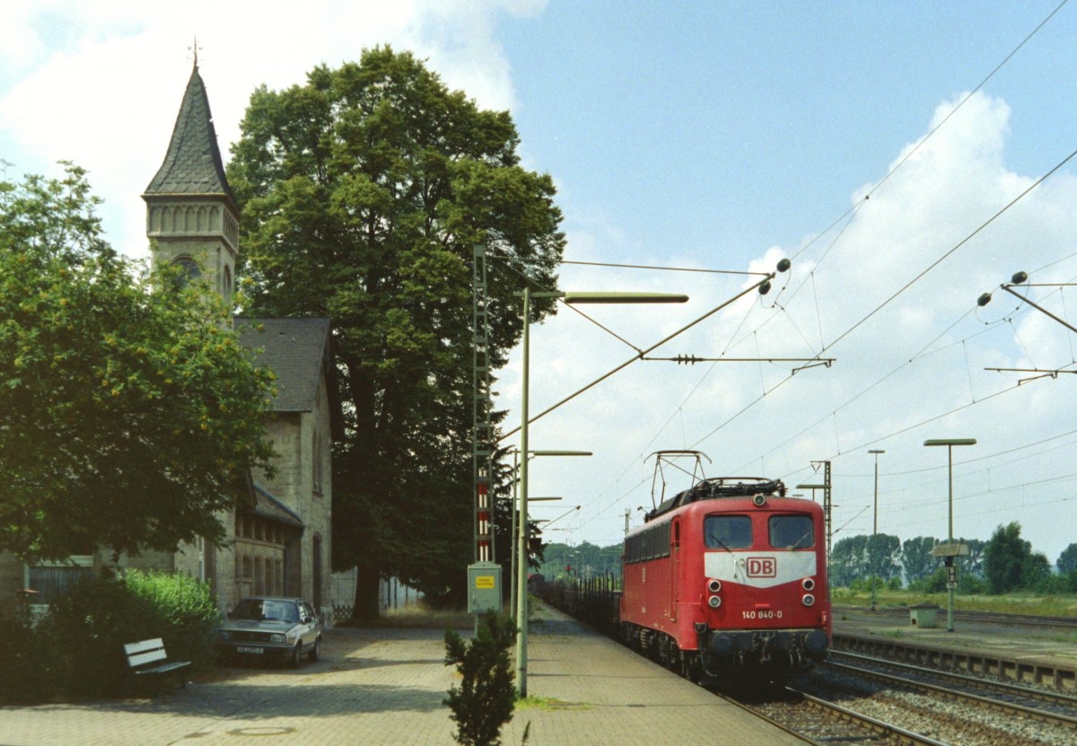 140 840 mit Gterzug Richtung Magdeburg am 19.07.1995 in Knigslutter