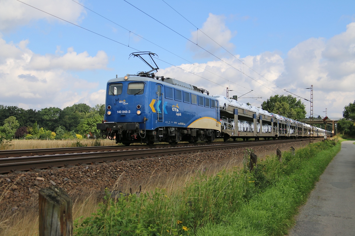 140 848-3 der EVB mit Autotransportzug in Fahrtrichtung Nienburg(Weser). Aufgenommen in Eystrup am 23.07.2015.