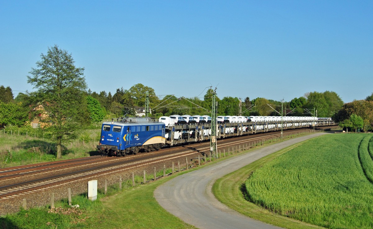 140 848-3 fuhr am 15.05.2015 mit einem Autozug nach Emden, hier bei Langwedel.