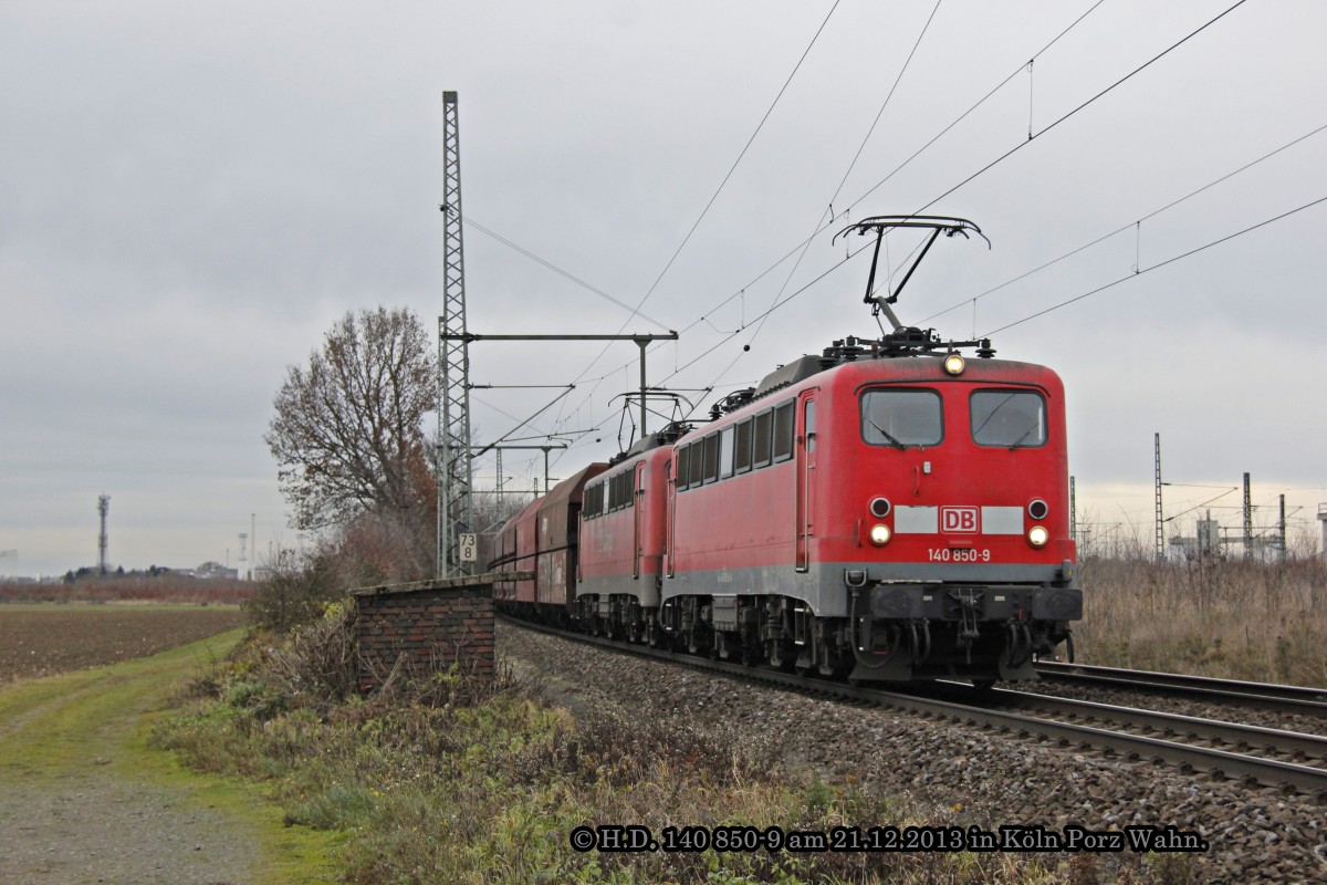 140 850-9 und 140 811 mit einem Kohlezug am 21.12.2013 in Köln Porz Wahn.