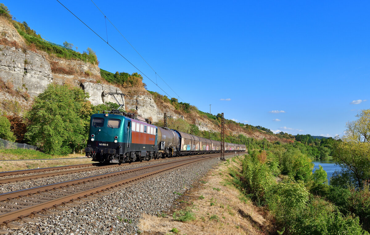 140 850 mit dem Henkelzug am 24.08.2022 bei Himmelstadt.