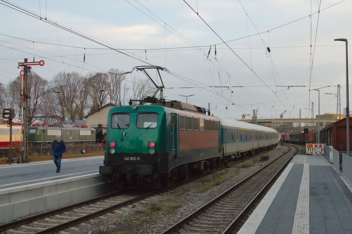 140 850 schiebt RB 89 Aalen-Donauwörth am 29.01.2023 aus dem Bahnhof Nördlingen. 