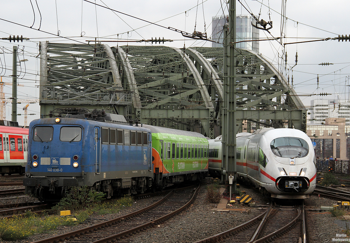 140 851 /  140 038  der PRESS am FLX1803 aus Hamburg am 27.10.2018 in Köln Hbf
