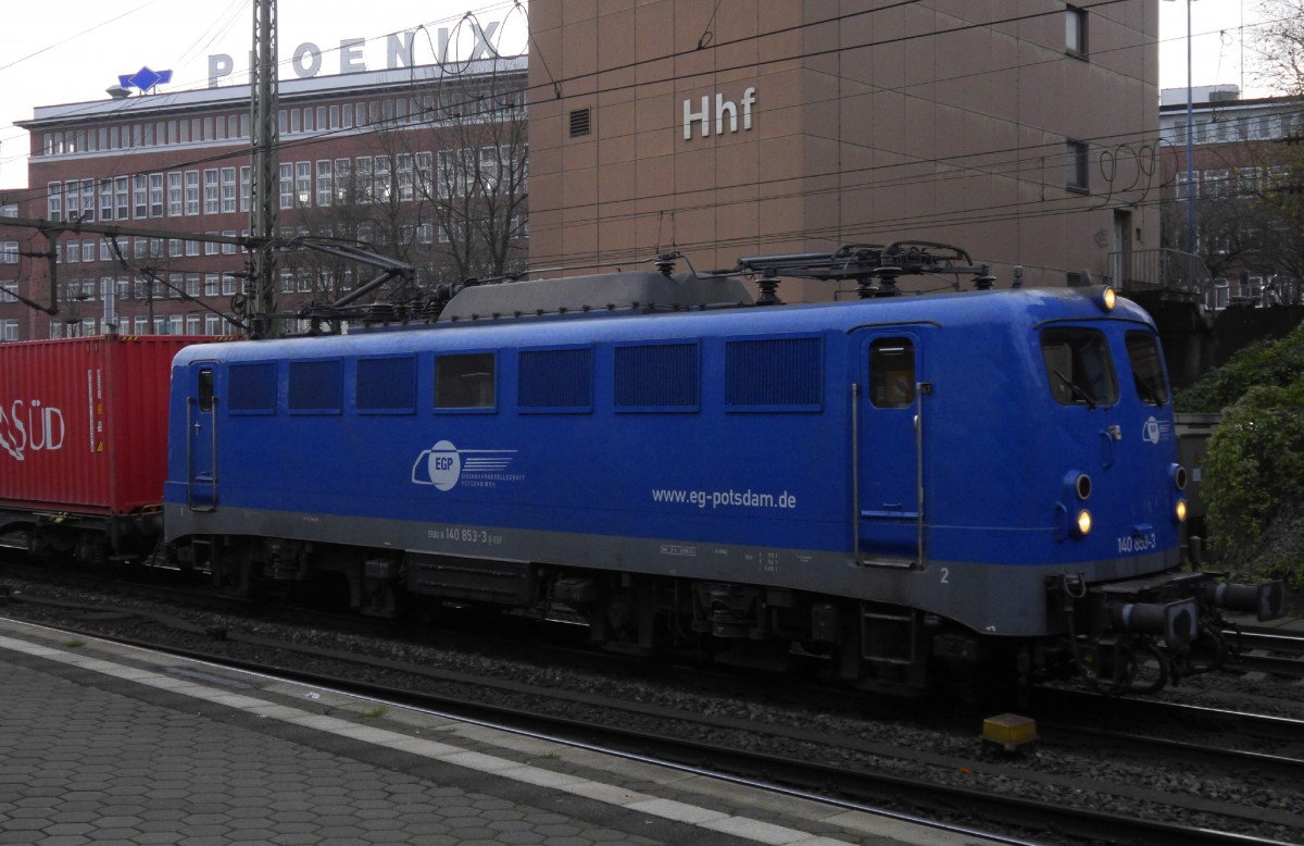 140 853-3 der EGP mit Containerzug in Hamburg-Harburg. Aufnahme vom 3.12.15, nach 16 Uhr, also fast schon zu spät für ein Foto.