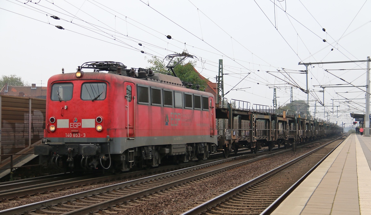 140 853-3 der EGP mit leeren Autotransportwagen aus Richtung Seelze kommend. Aufgenommen in Hannover Linden-Fischerhof am 02.10.2014.