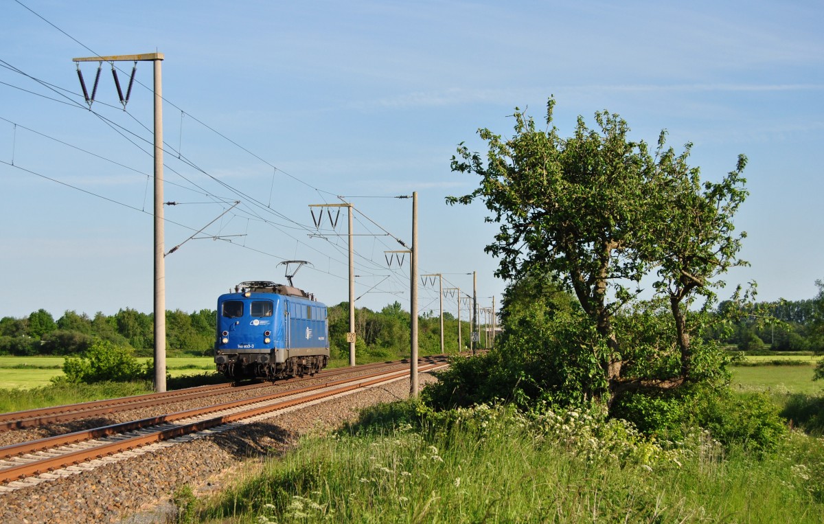 140 853-3 fuhr am 04.06.2015 von Leer nach Emden, hier bei Veenhusen.