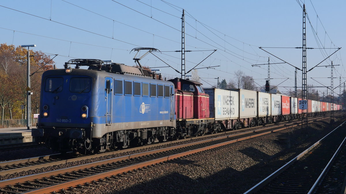 140 853 der EGP und eine Diesellok (211 / 212 / 213 ?) mit einem Containerzug in Richtung Hamburg, Schwarzenbek, 16.11.2018

