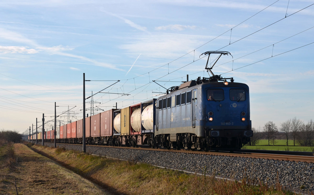 140 853 der EGP schleppte am 08.12.16 einen Containerzug durch Braschwitz Richtung Magdeburg.