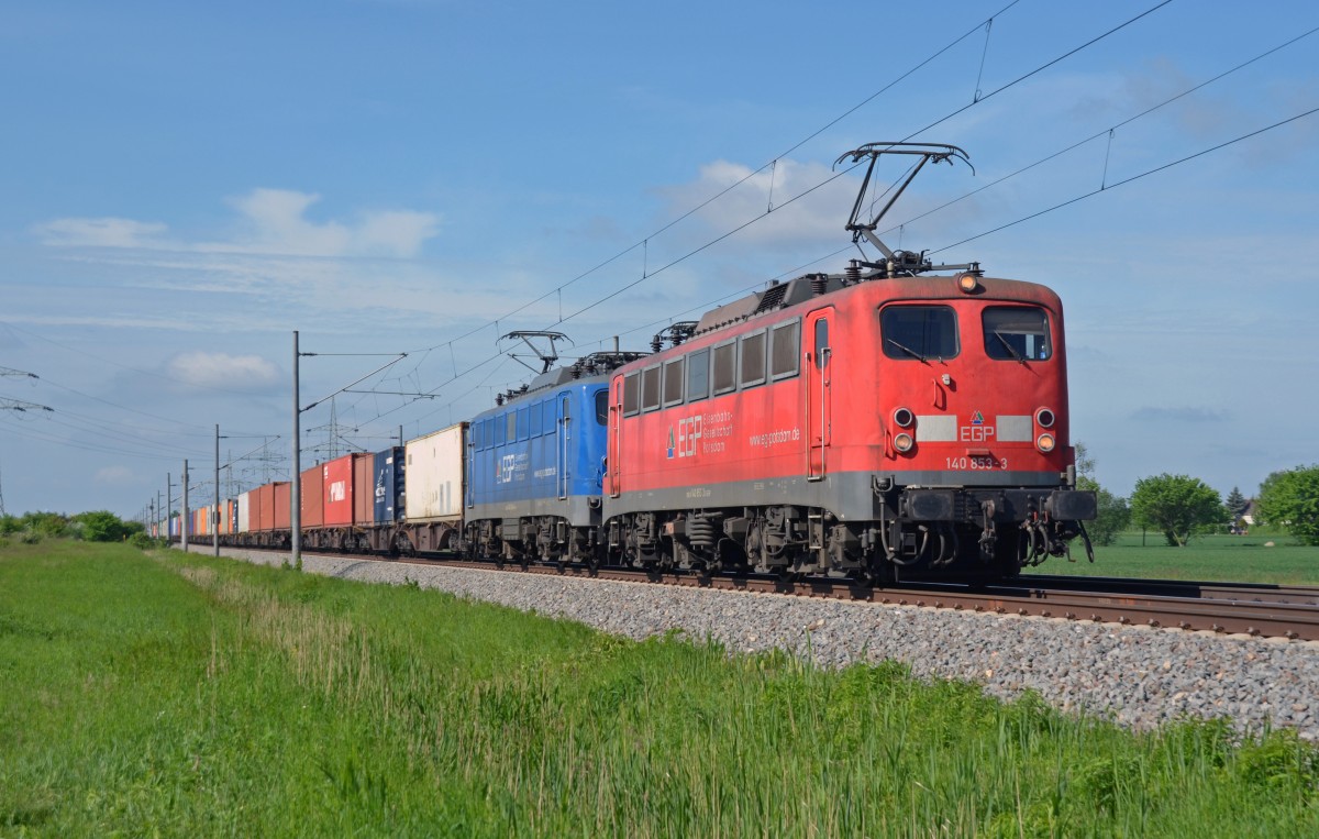 140 853 fuhr zusammen mit einer blauen Schwesterlok und einem Containerzug am 10.05.14 durch Braschwitz Richtung Magdeburg.