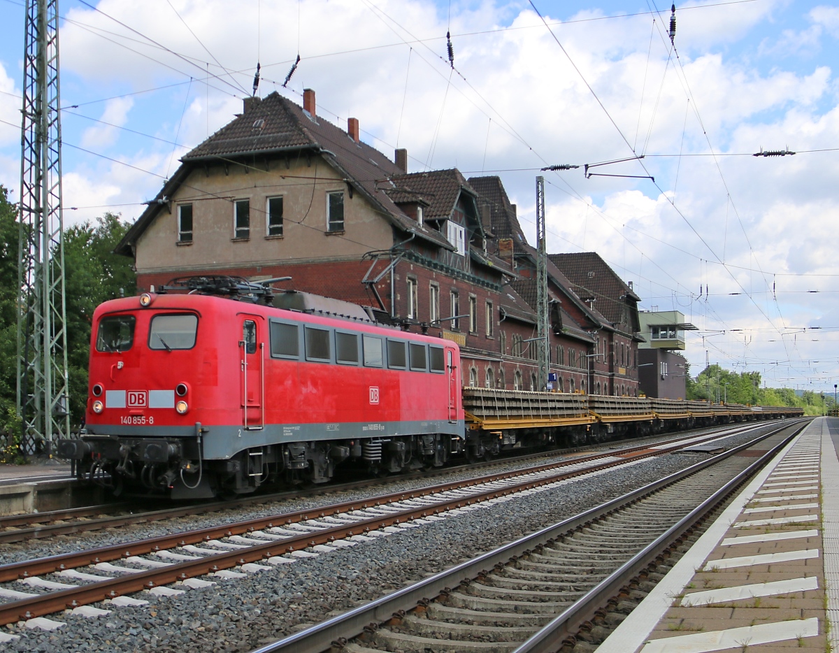 140 855-8 mit Betonschwellen in Fahrtrichtung Süden. Aufgenommen am 30.07.2015 in Eichenberg.