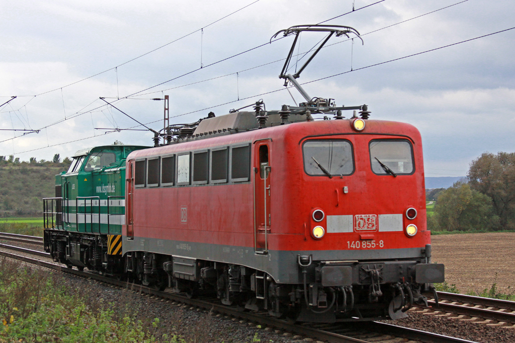 140 855-8 mit V100 am Haken am 15.10.14 um 14:38 in Richtung Kreiensen am Bü Km 75,1 nördlich von Salzderhelden