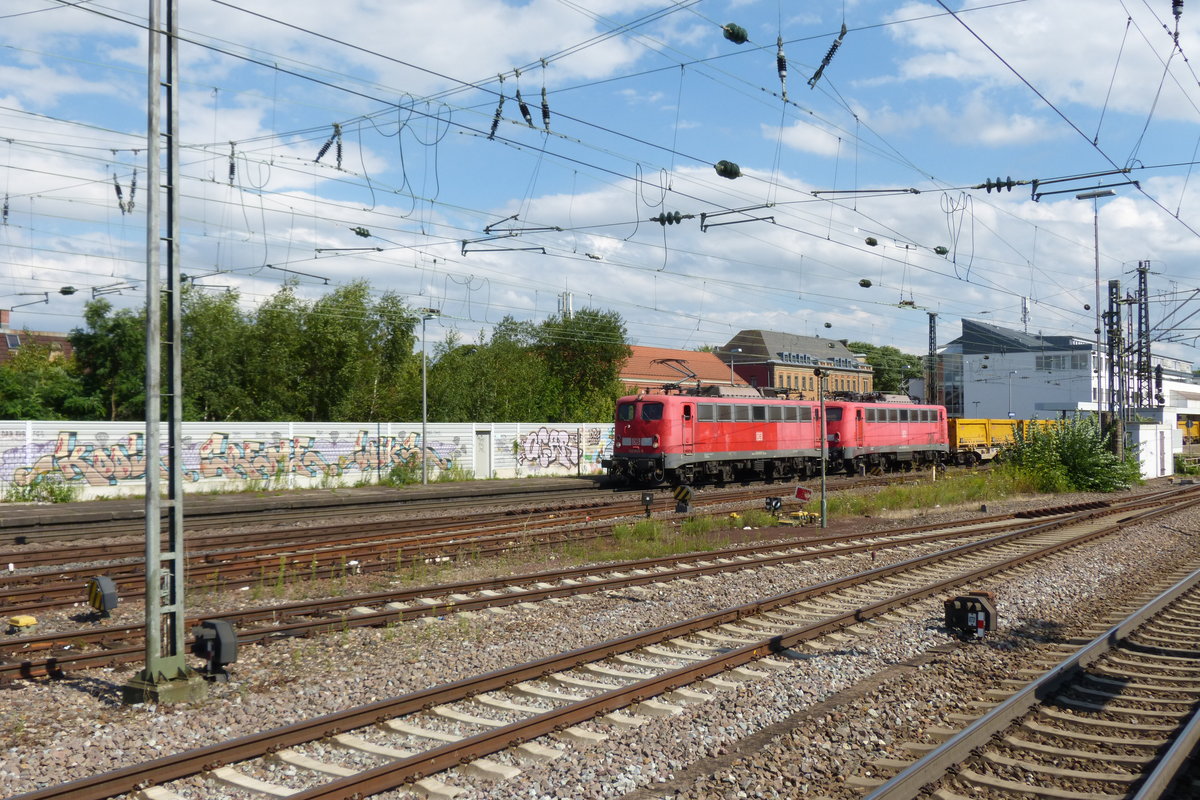 140 855 und 808 von DB Fahrwegdienste fahren am 8.8.16 mit S21 Abraum durch Ludwigsburg
