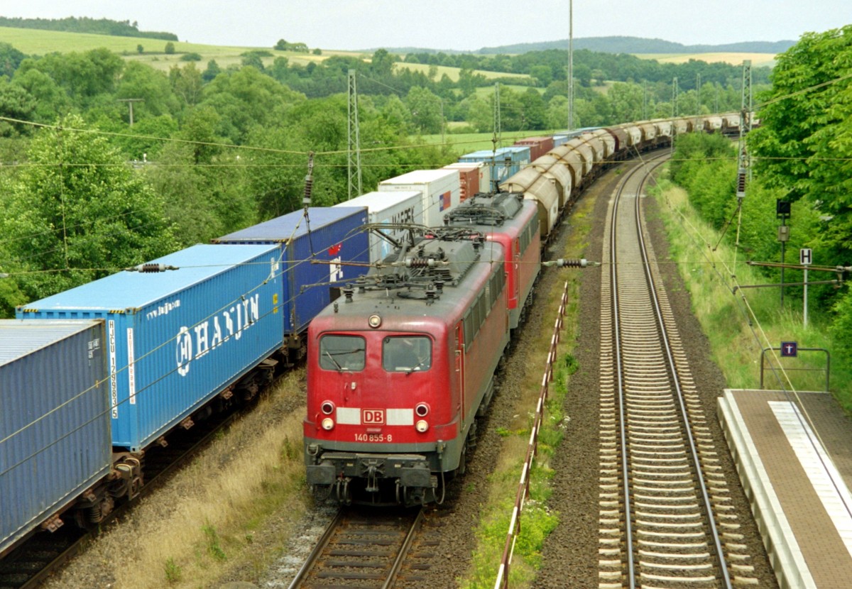 140 855 mit Gterzug Richtung Fulda am 30.06.2004 in Haunetal-Neukirchen