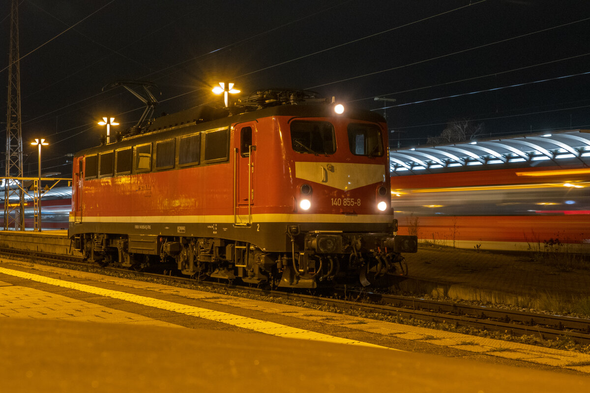 140 855 der Triangula am Abend des 20.11.2021 beim Überholungshalt in Bamberg.