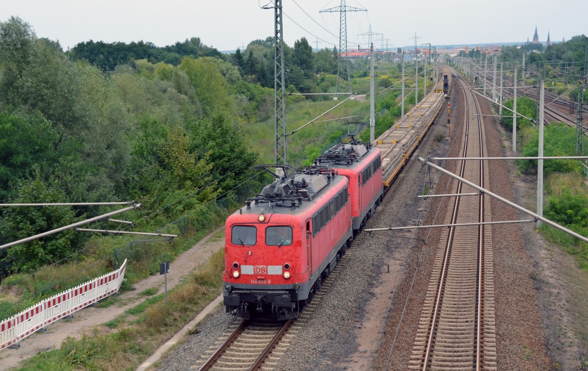 140 855 zog am 23.08.13 zusammen mit einer Schwesterlok einen Ganzzug alten Schwellen durch Holzweiig Richtung Halle(S).