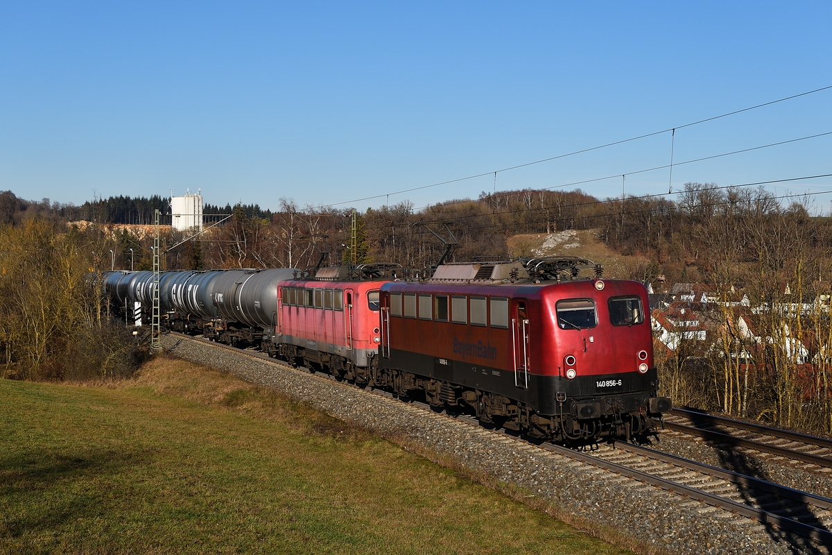 140 856 und 140 850 von BayernBahn zogen am 28. Dezember 2018 einen Kesselzug über die Filstalbahn. Das Bild entstand in Westerstetten.