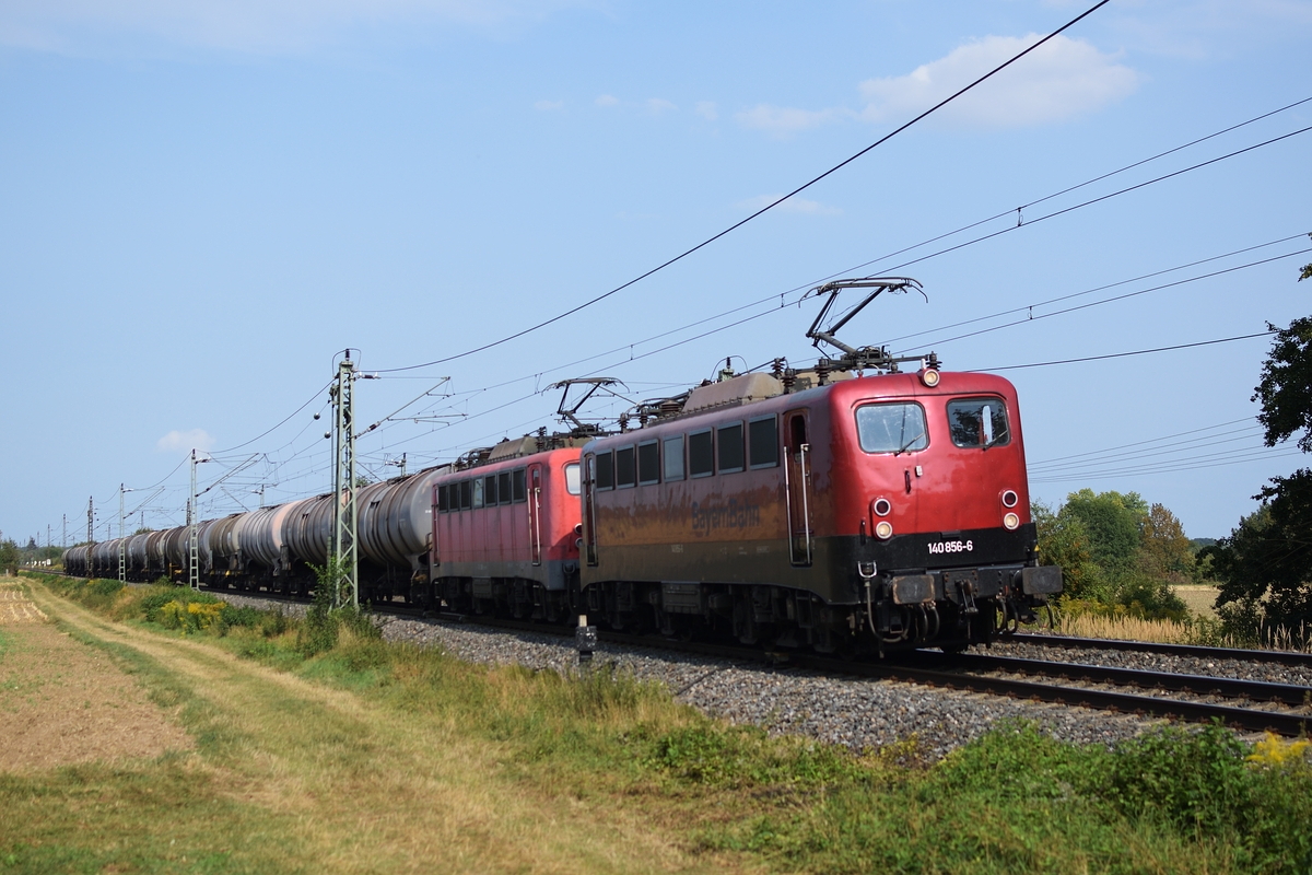 140 856 und 140 850 ziehen am 28. August 2018 in Doppeltraktion einen Kesselwagenganzzug. Hier ist der Zug bei Pfuhl, kurz von Neu-Ulm, auf der Fahrt Richtung Ulm.