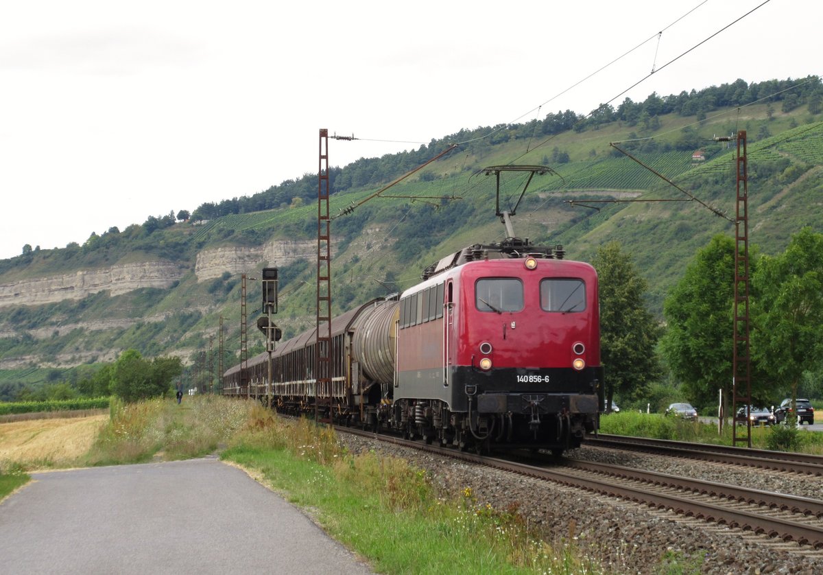 140 856-6 von der BayernBahn zieht am 11.August den Henkelzug bei Thngersheim in Richtung Wrzburg.