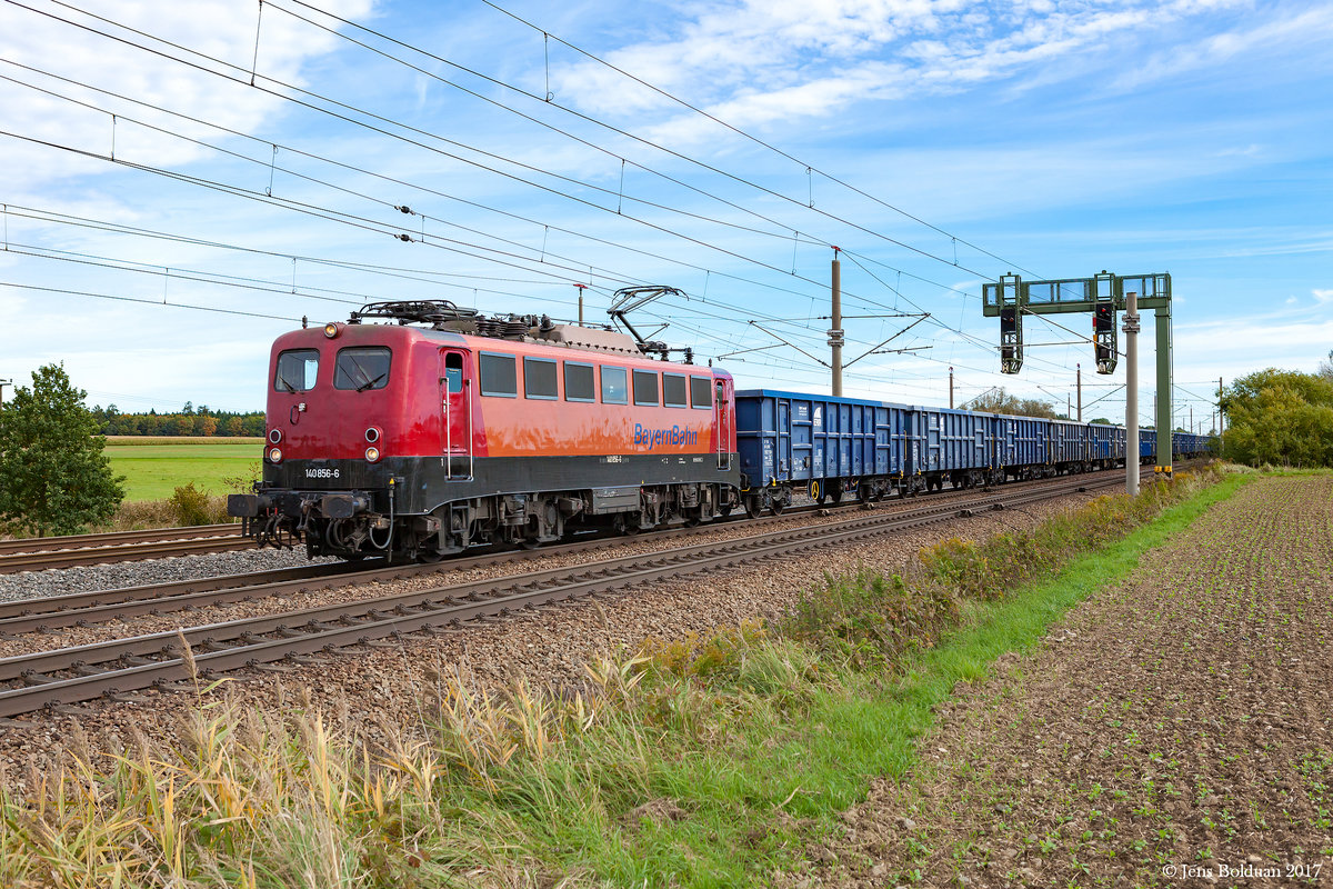 140 856 der Bayernbahn passiert am 02.10.2017 auf dem Weg in Richtung Augsburg die markante Signalbrücke bei Mammendorf