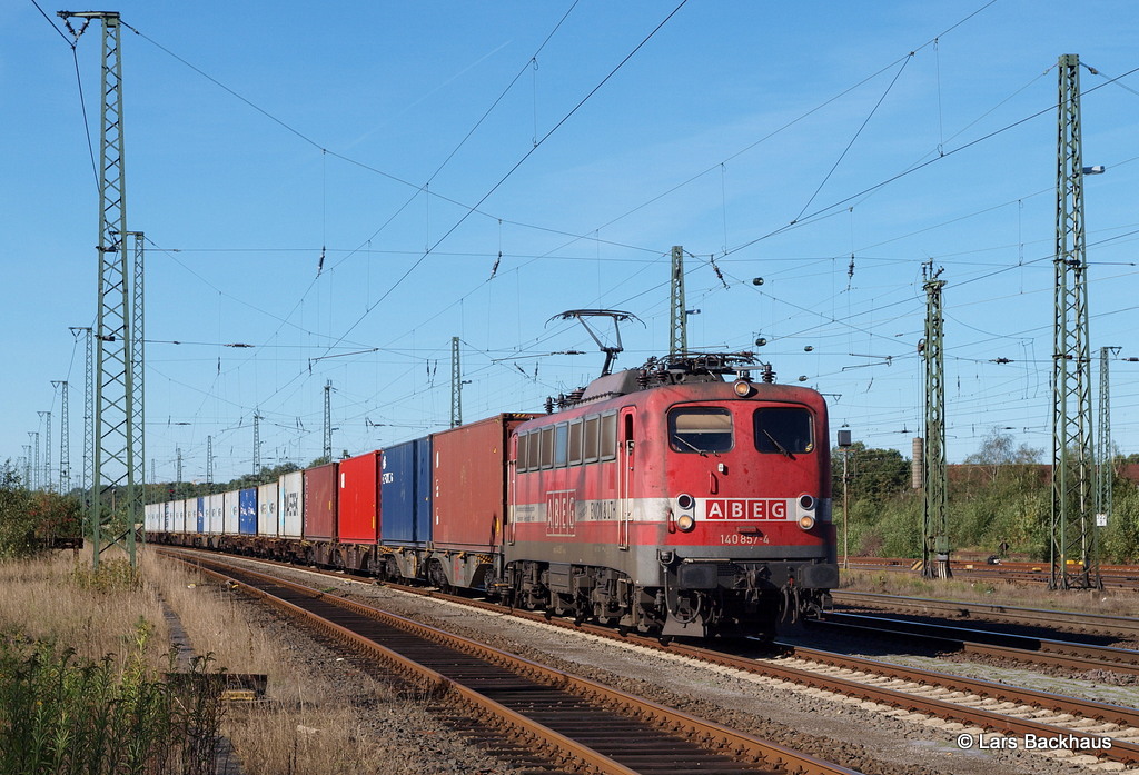 140 857-4 ABEG wird am 29.09.13 mit ihrem Containerzug in Buchholz zur Seite genommen, um weitere Zge berholen zu lassen.