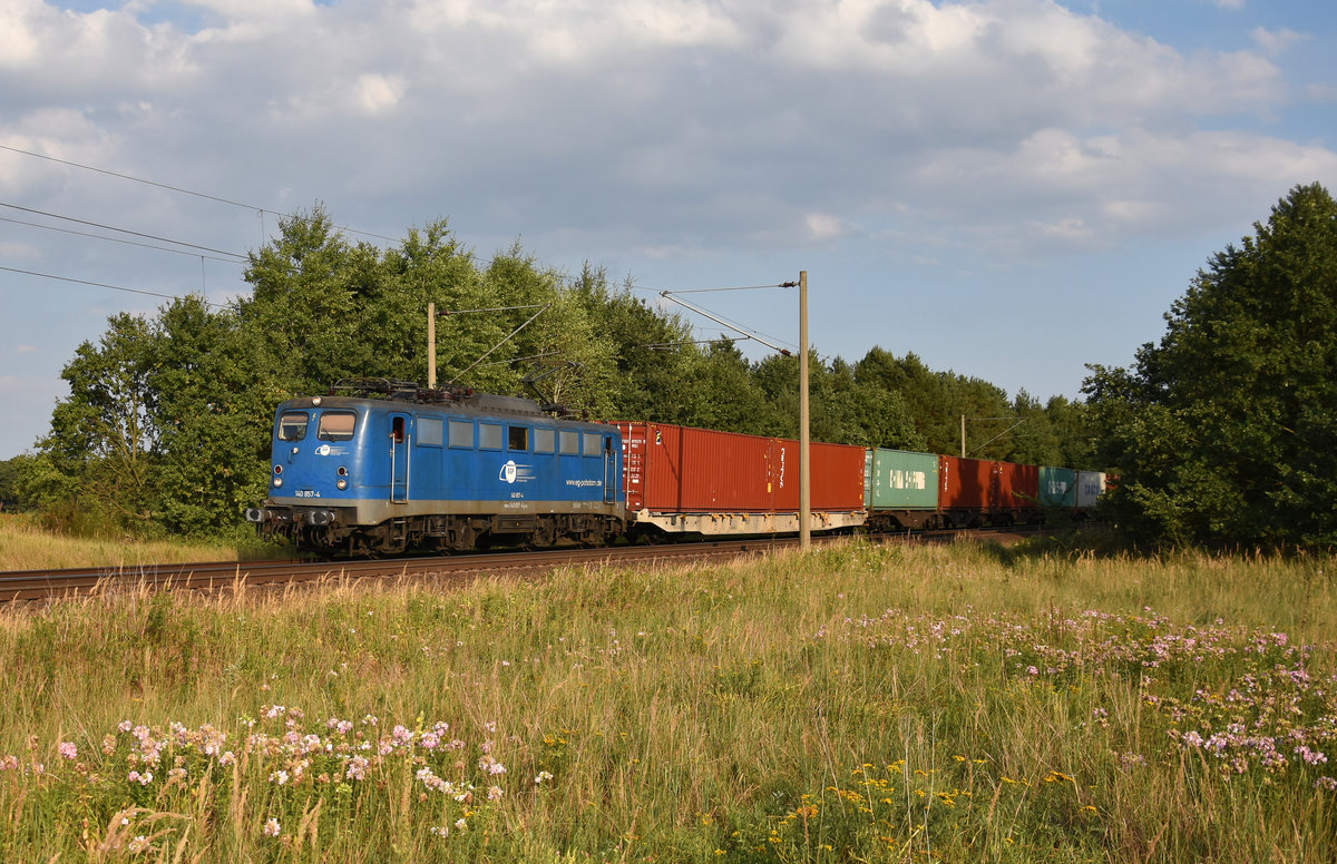 140 857-4 von EGP kam mit einem Containerzug aus Richtung Schwerin. 3km östlich von Büchen, 02.08.2018.