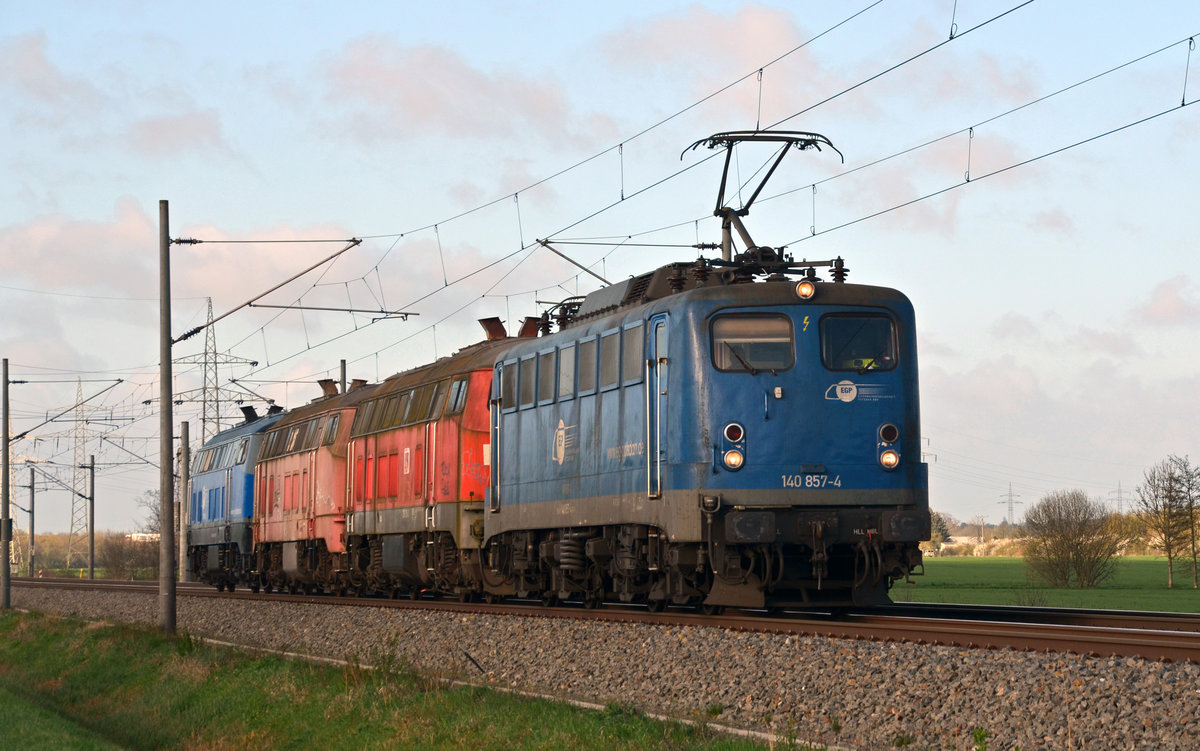 140 857 der EGP überführte am 06.04.17 218 125 und 218 277 durch Braschwitz Richtung Magdeburg. 225 802 fungierte als Bremslok.