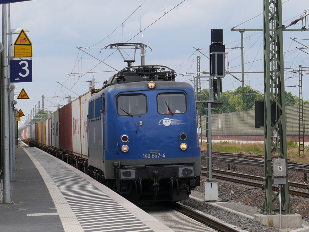 140 857 kommt mit Containerzug durch Bardowick in Richtung Lüneburg; 21.05.2015
