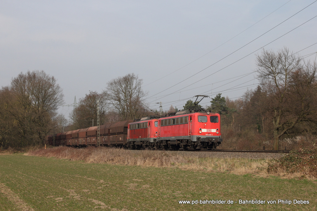 140 858-2 (DB Schenker) und 140 861-6 mit einem Kohlezug in Ratingen Lintorf, 7. März 2014
