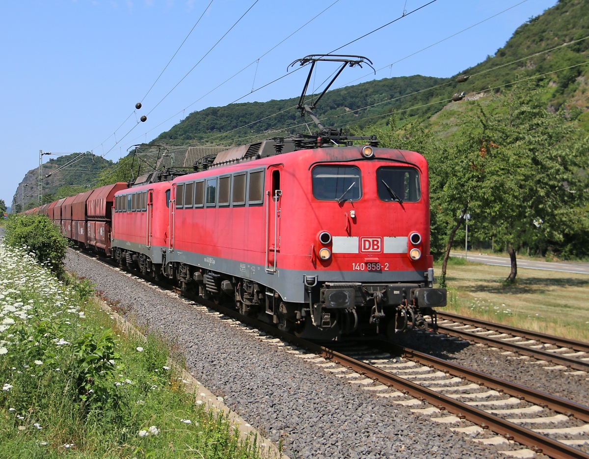 140 858-2 in Doppeltraktion mit 140 799-8 und einem Falns-Ganzzug in Fahrtrichtung Koblenz. Aufgenommen in Leutesdorf am 17.07.2015.