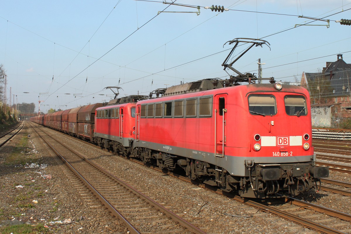 140 858 und eine weitere 140 fuhren am 27.3.14 mit einem Kohlezug durch Düsseldorf-Rath.